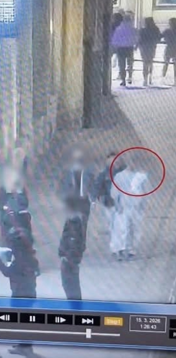 Polícia hľadá muža v bielom. Viete, kto to je?